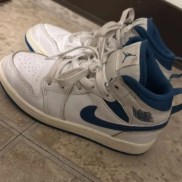 Boys Jordan 1s - Picture 1 of 4